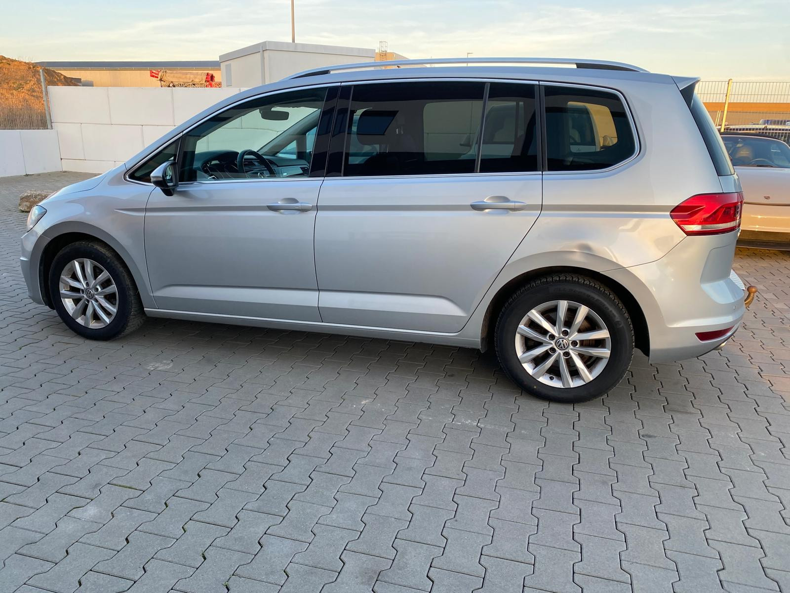 VW Touran Touran Highline BMT/NAVI/APP/7SITZE - Bild 4