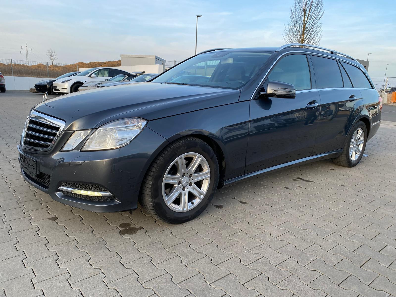 Mercedes-Benz E 220 E 220 CDI E T-Modell/AVANTGARDE/LEDER/NAVI/7SITZE/ - Bild 1
