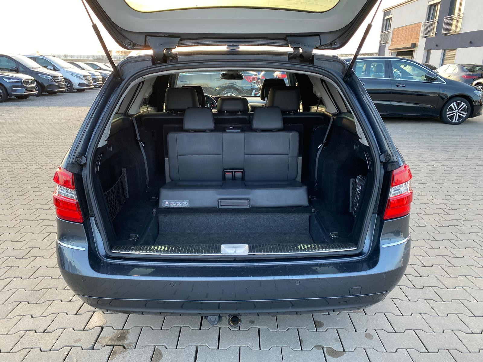 Mercedes-Benz E 220 E 220 CDI E T-Modell/AVANTGARDE/LEDER/NAVI/7SITZE/ - Bild 2