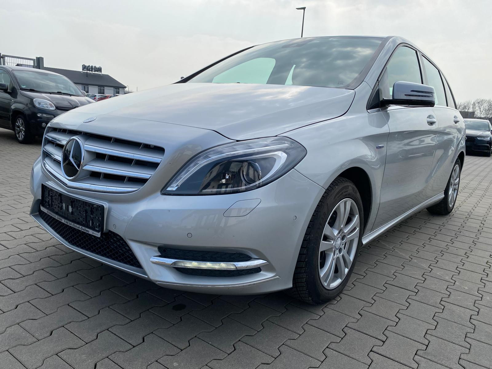 Mercedes-Benz B 200 B 200/BI XENON/NAVI/R-KAM - Bild 1