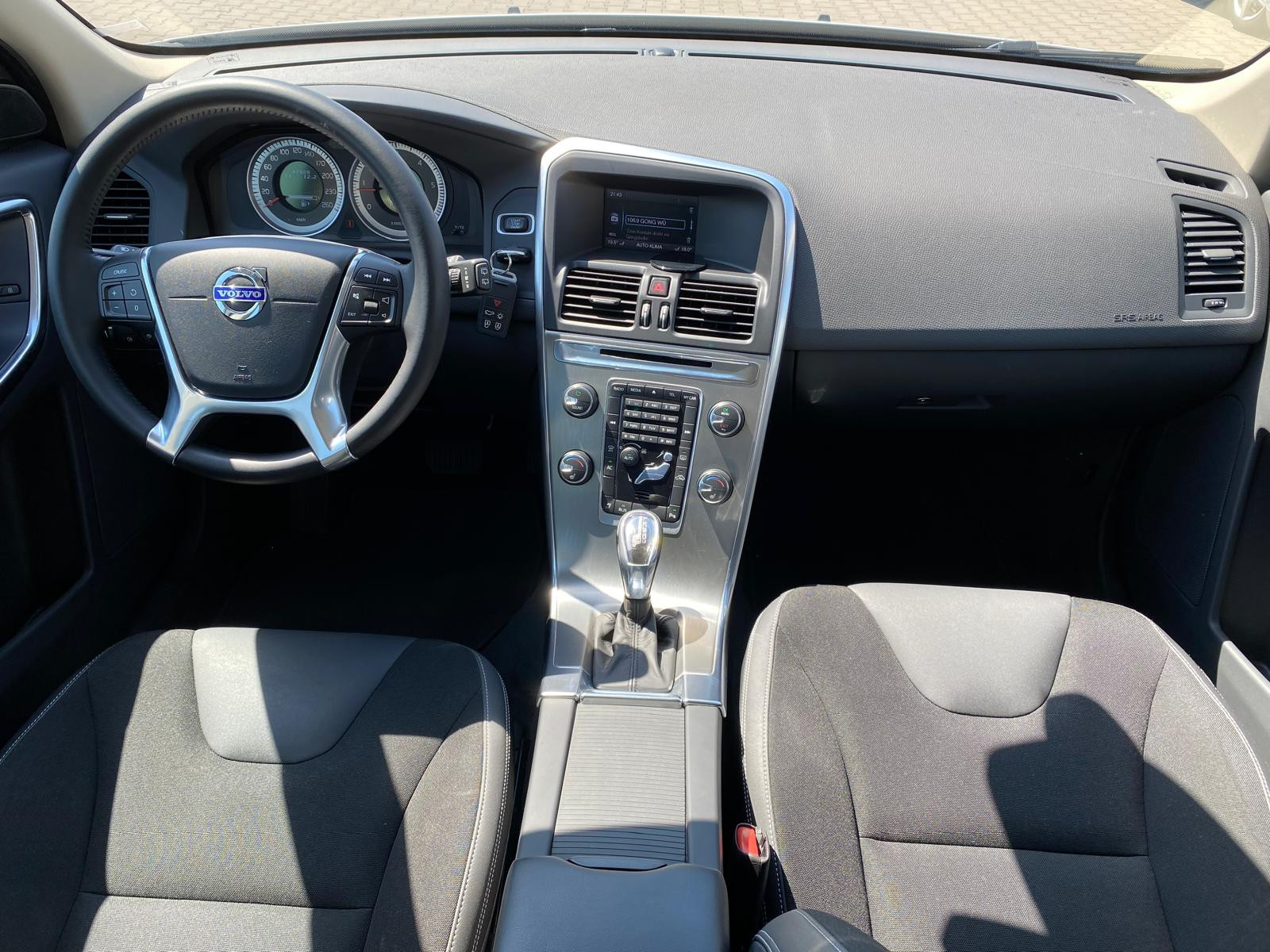 Volvo XC60 Momentum 2WD/SERVICE+ZAHN:RIEM.+TÜV NEU/ Momentum 2WD/SERVICE+ZAHN:RIEM.+TÜV NEU/ - Bild 2